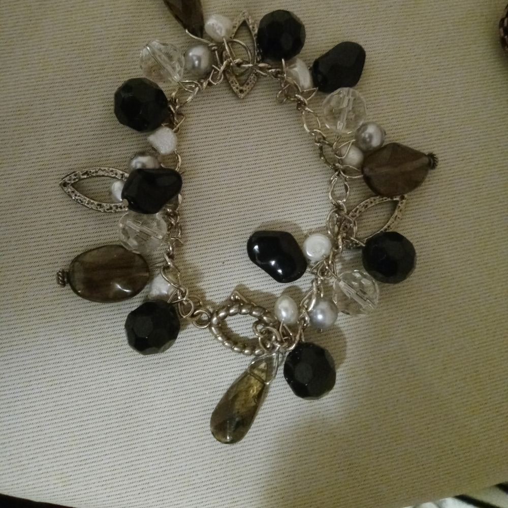 Bracelet with dangling stones